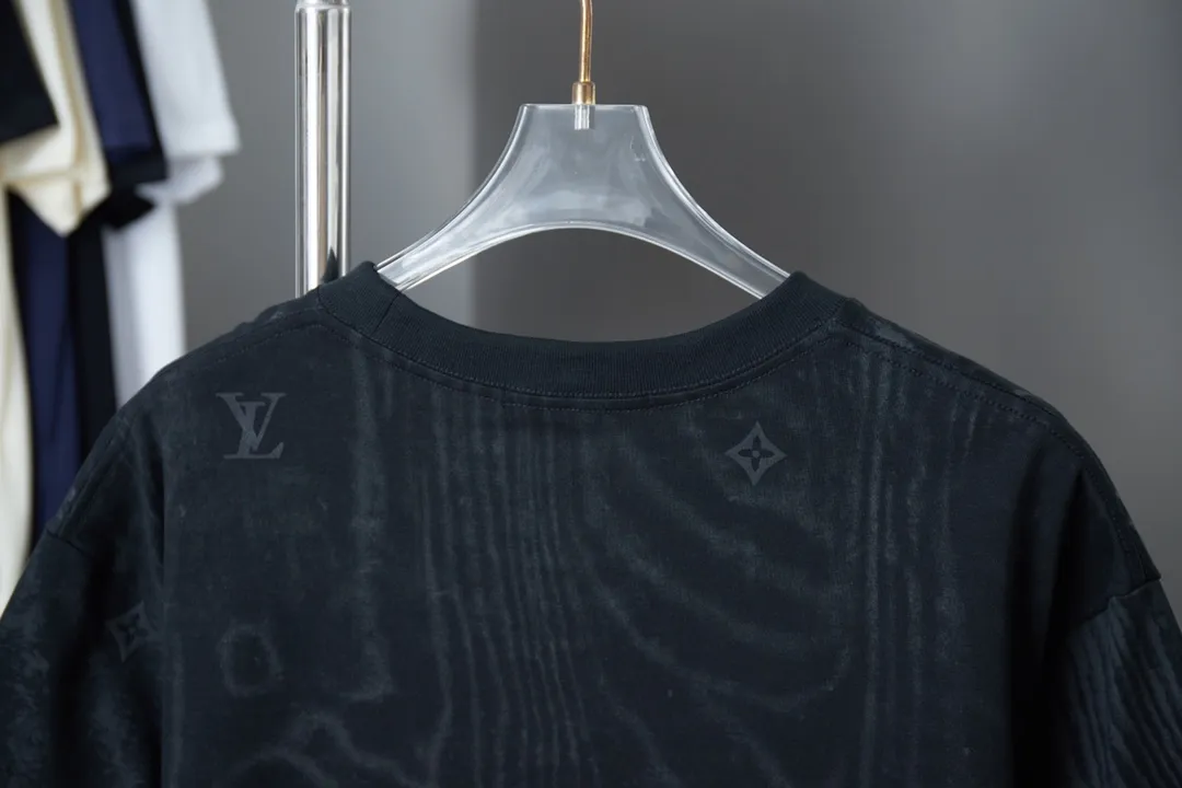🅿️180 Louis LV 25ss new early spring short-sleeved corrugated texture LV printed foam short-sleeved light luxury essential item for daily commuting for men and women Correct version Welcome to compare Detailed features · 320g 100% cotton double yarn jersey fabric · Fabric digitally printed ripple texture . Positioning laser cutting . Cut-out printed foam LV letters · Double-needle stitching and cross-stitching technology · Original main mark, washed tag, brand moisture-proof paper packaging Color: Black Size: S/M/L/XL